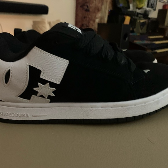DC skater shoes pretty much brand new no scratches or scuffs youll love em - Picture 4 of 4